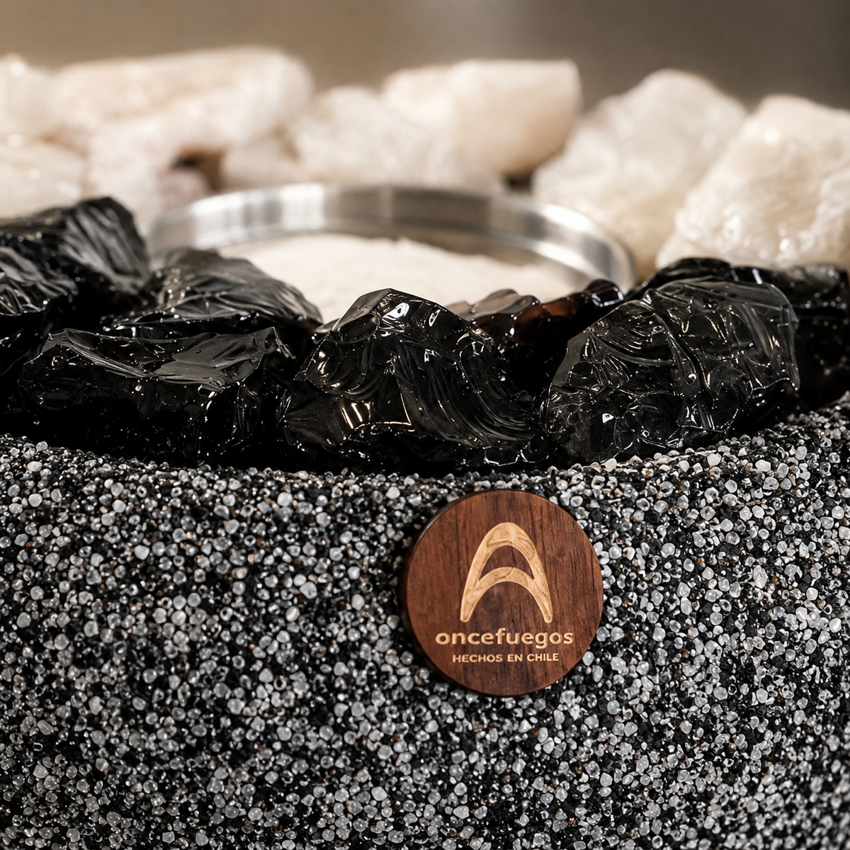 Detalle del cuarzo blanco, la obsidiana negra y el logo de madera del Atacama Grande Cuarzo y Obsidiana