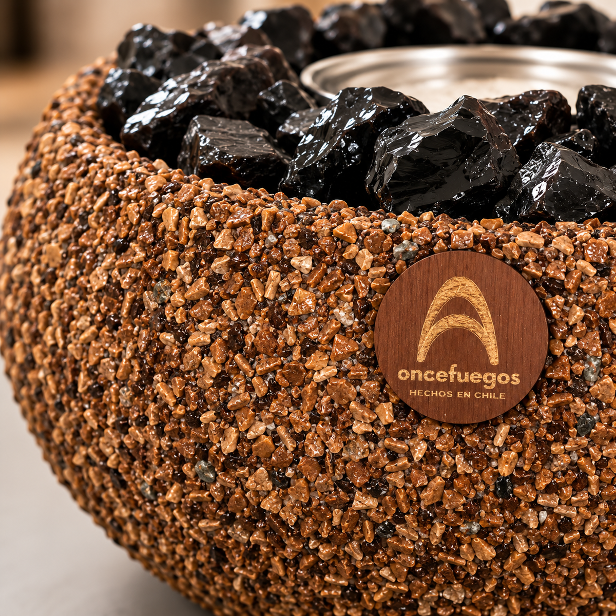 Detalle de la textura de cáscara de nuez, el logo de madera y la obsidiana negra del Valle Grande Nuez Obsidiana