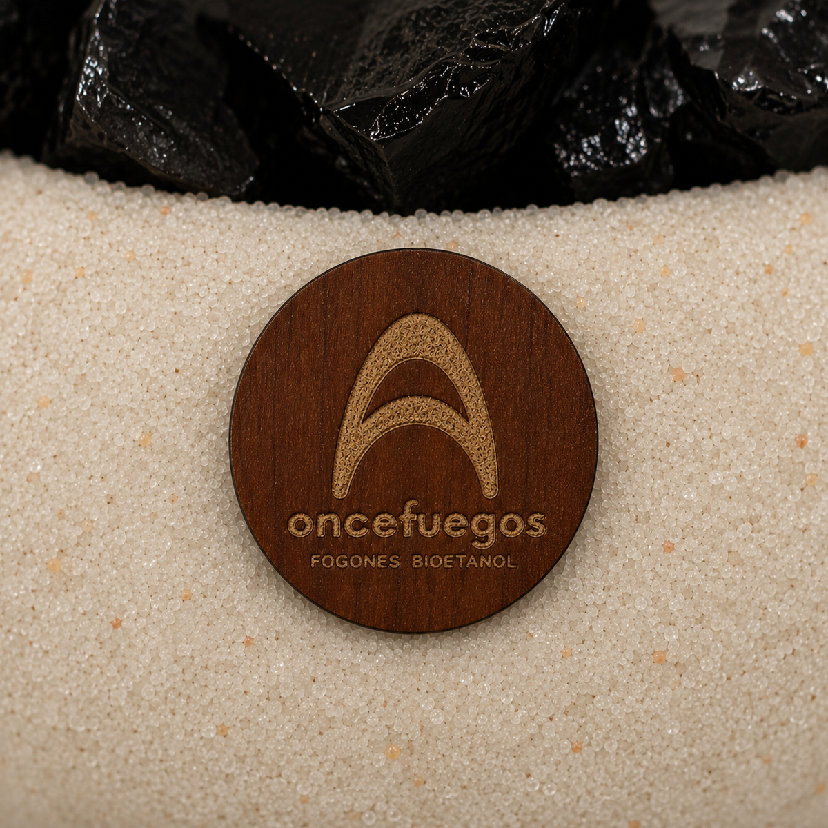 Primer plano del logo de madera oncefuegos sobre el cuerpo del Elquí Mediano Obsidiana