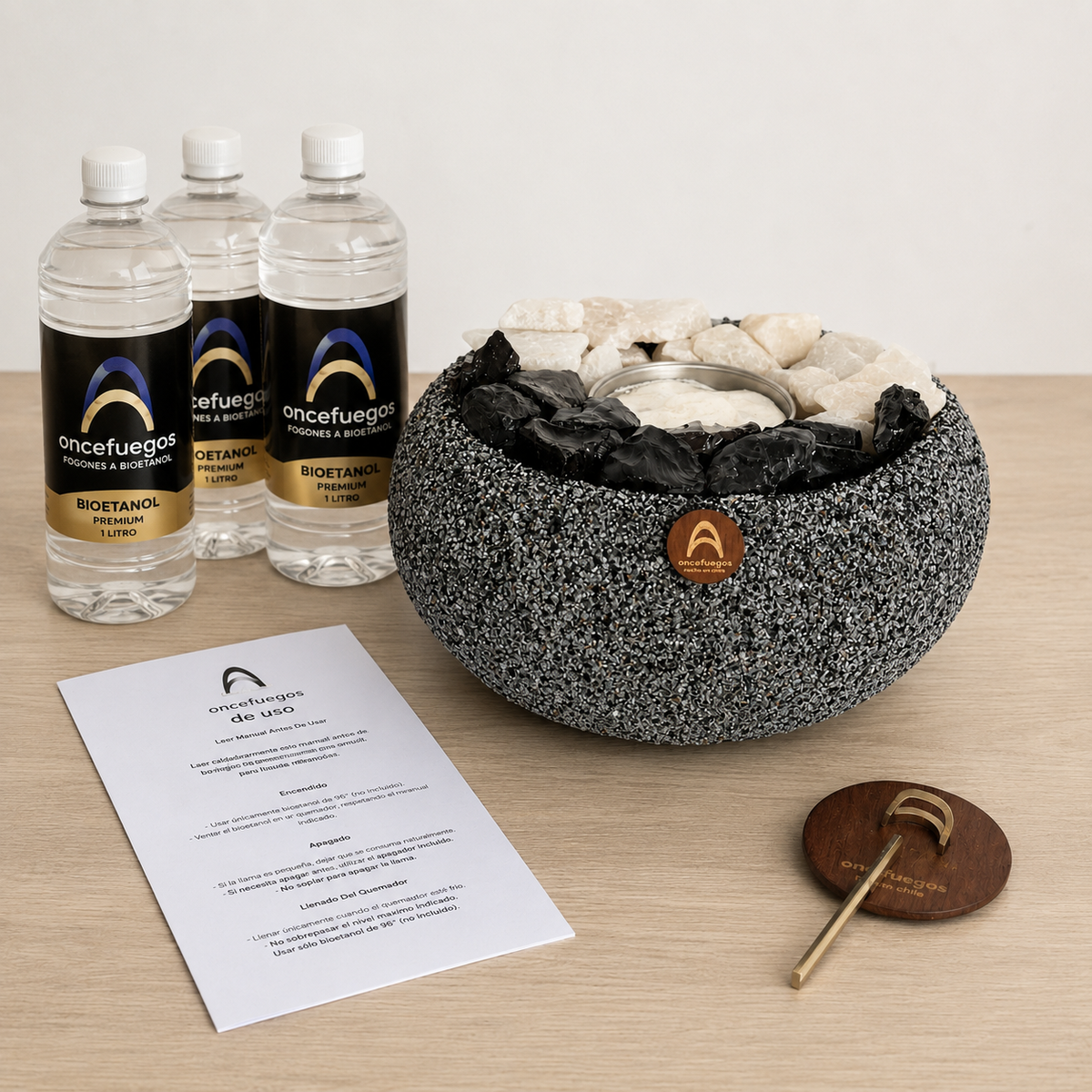 Contenido del pack Atacama Grande: fogón Cuarzo y Obsidiana, tres botellas de bioetanol, manual de uso y ahogador de llama