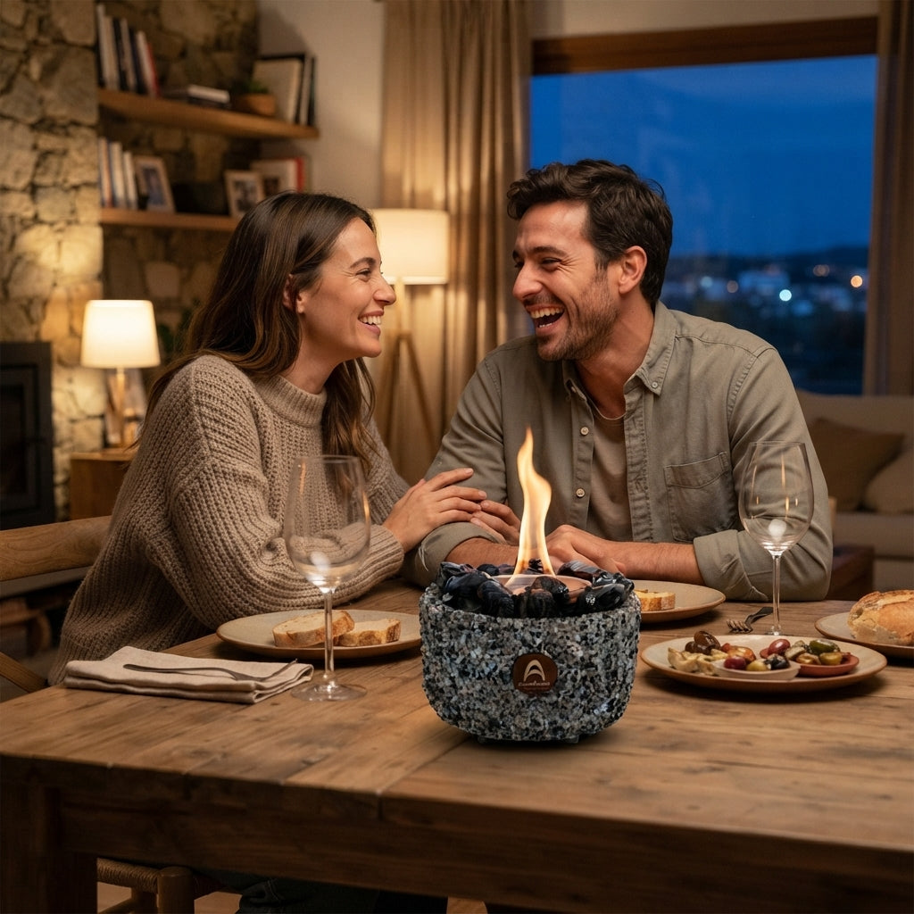 Pareja en una sala con el Atacama Compacto Obsidiana encendido sobre la mesa