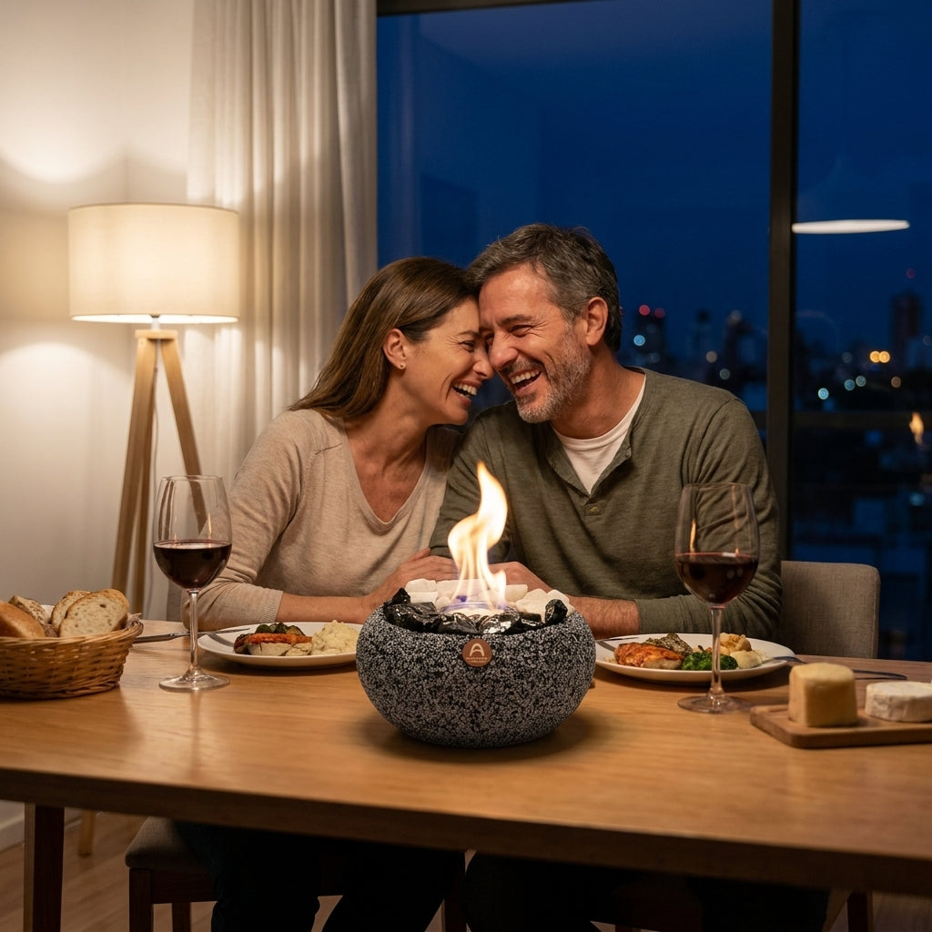 Pareja en un comedor con el Atacama Grande Cuarzo y Obsidiana encendido sobre la mesa