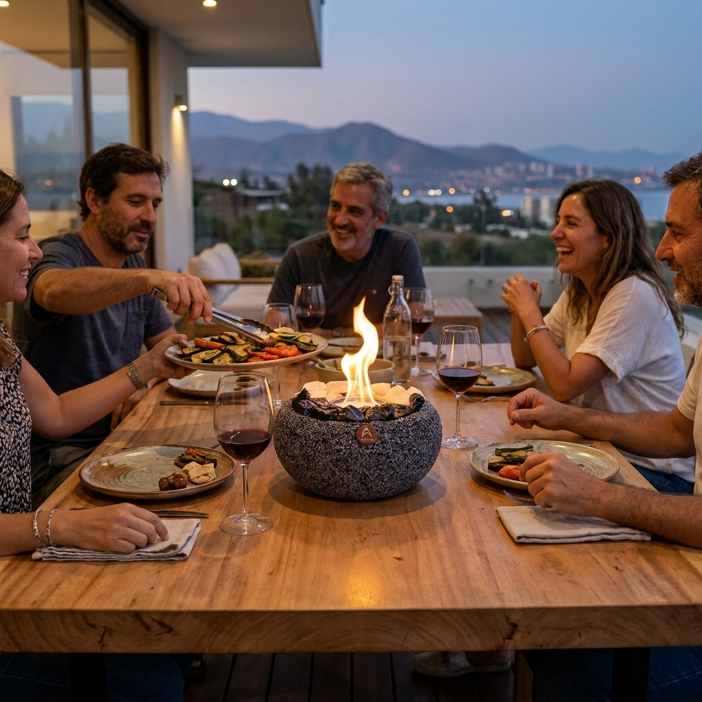 Grupo de amigos cenando con el Atacama Grande Cuarzo y Obsidiana al centro de la mesa y la ciudad de fondo