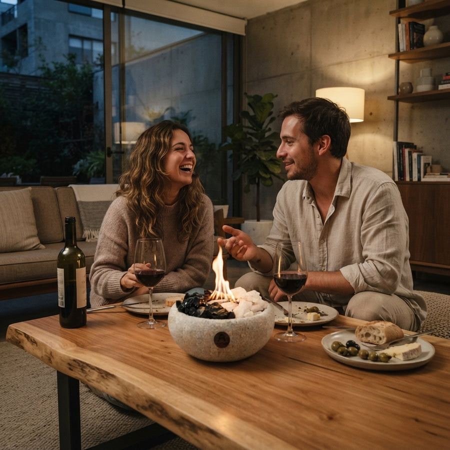 Pareja en una sala con el Elquí Grande Cuarzo y Obsidiana encendido sobre una mesa de madera