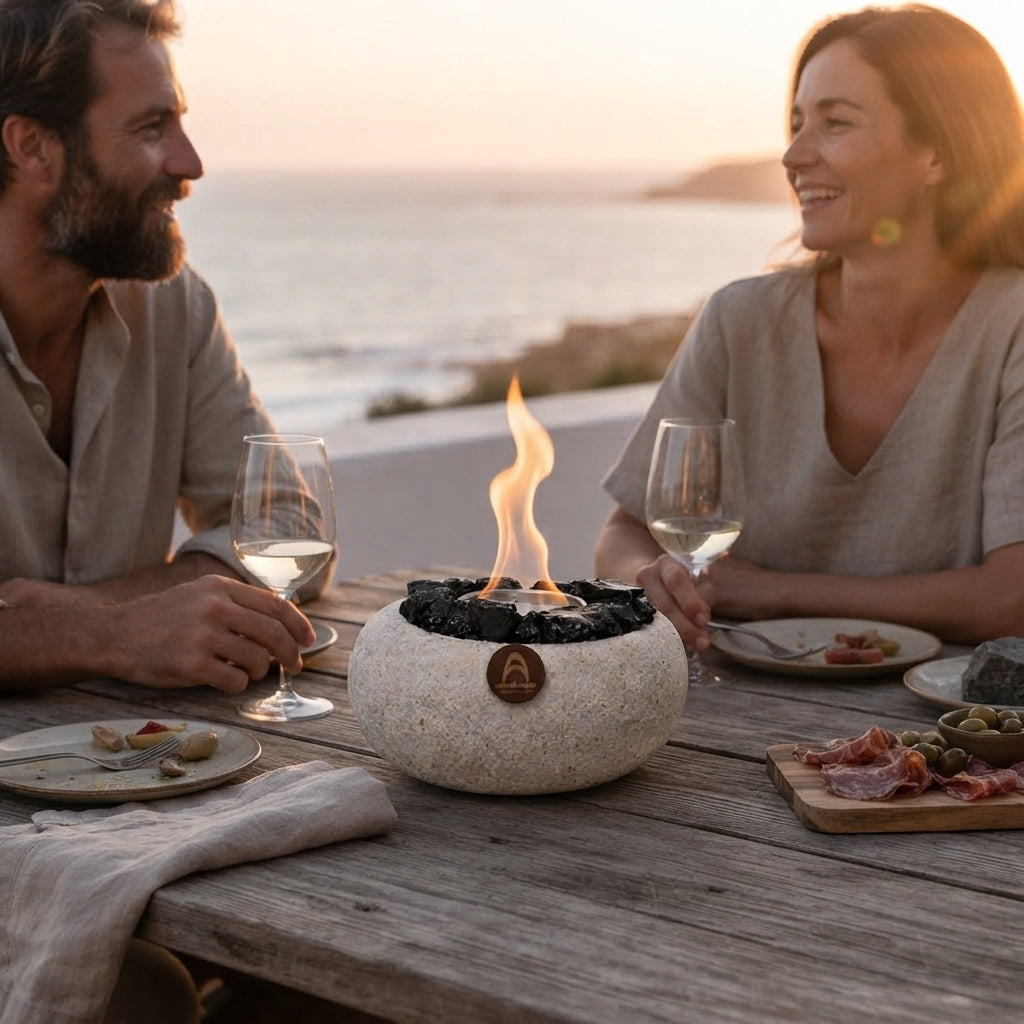 Pareja en una terraza frente al mar con el Elquí Mediano Obsidiana encendido sobre la mesa